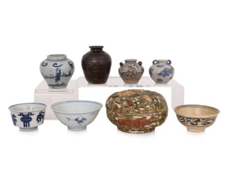 A GROUP OF EIGHT ASSORTED CERAMIC WARES
A sancai glazed circular box and cover decorated with moulded fish (probably Ming dyn