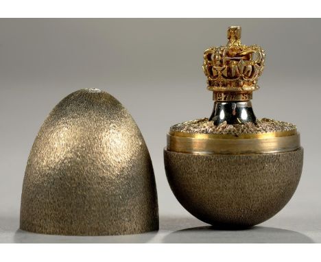 STUART DEVLIN. AN ELIZABETH II SILVER GILT EGG WITH CROWN 'SURPRISE', 7CM H, MAKER'S MARK, LONDON 1977 AND NUMBERED 58, 4OZS 