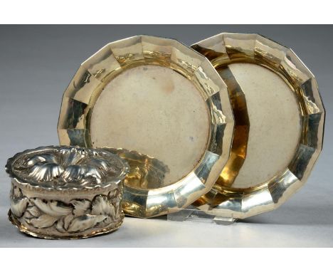 A GERMAN OVAL SILVER REPOUSSE BOX AND COVER, DECORATED IN HIGH RELIEF WITH LILES, IN CRIMPED RIM, 7CM L, BEARING SPURIOUS EAR