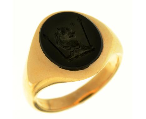 A GOLD SIGNET RING WITH ONYX INTAGLIO, APPARENTLY UNMARKED, 7G, SIZE N  Good condition
