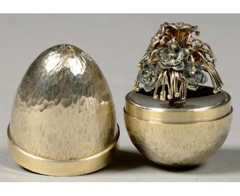 STUART DEVLIN. AN ELIZABETH II SILVER GILT EGG WITH TREE SURPRISE, 7CM H, MAKER'S MARK, LONDON 1979, NUMBERED '116', 4OZ  Goo