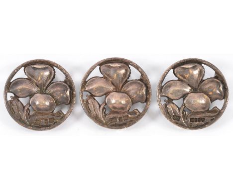 A SET OF THREE ART NOUVEAU SILVER BUTTONS, 3CM D, IMPORT MARKED, LONDON 1901, 13DWTS Good condition