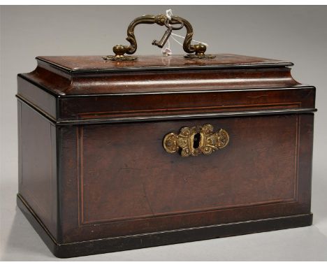A GEORGE III MAHOGANY TEA CADDY, WITH CROSSBANDED CAVETTO LID AND FITTED INTERIOR, BRASS HANDLE AND ESCUTCHEON, 23CM L  Inter