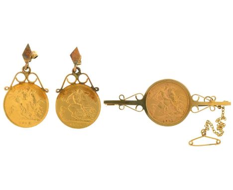 GOLD COINS. A 9CT GOLD BAR BROOCH, SET WITH A HALF SOVEREIGN 1911, BIRMINGHAM 1972 AND TWO HALF SOVEREIGNS MOUNTED IN GOLD AS