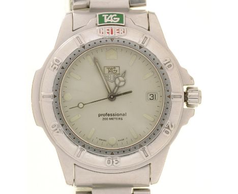 A TAG HEUER STAINLESS STEEL QUARTZ GENTLEMAN'S WRISTWATCH, MAKER'S BRACELET, 39 X 41MM  Movement untested, sold without warra