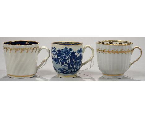 A WORCESTER BLUE AND WHITE COFFEE CUP, TRANSFER PRINTED WITH A CHINOISERIE PATTERN, 6CM H, DISGUISED NUMERAL MARK AND&nbsp; &