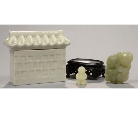 A CHINESE JADE PEBBLE CARVING OF HEHE ERXIAN GROUP 5.5CM H, A SMALLER JADE CARVING AND A BLANC DE CHINE BOX AND COVER IN THE 