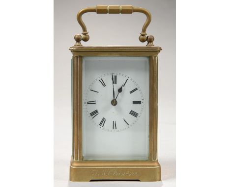 A FRENCH BRASS CARRIAGE CLOCK, THE GONG STRIKING MOVEMENT RETAINING THE ORIGINAL SILVERED PLATFORM ESCAPEMENT, IN CORNICHE CA