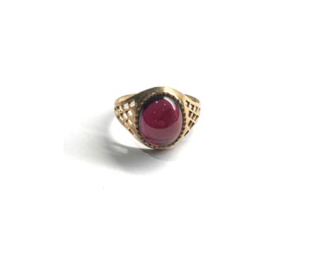 9ct gold garnet oval cabochon ring (2.9g) 