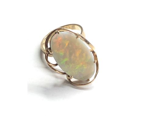 Large 9ct gold opal ring weight 4.2g 