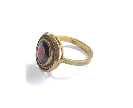 8ct gold garnet dress ring (4g) 