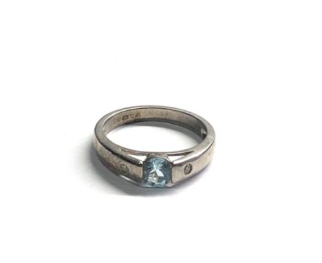 9ct white gold diamond &amp; topaz dress ring (3g) 