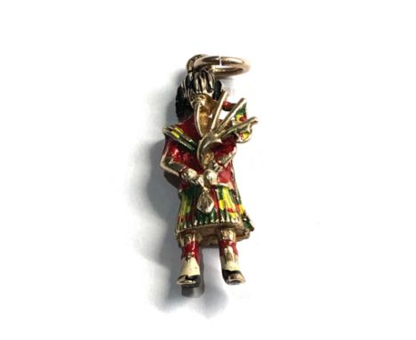 9ct gold vintage enamelled Scottish bagpipe player charm pendant (3.2g) 