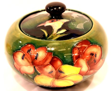 Moorcroft powder pot with matched cover in the Hibiscus pattern, paper label to base, D: 11 cm. Lid does not match pattern an