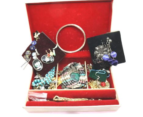 Box of vintage jewellery including silver examples. P&amp;P Group 1 (£14+VAT for the first lot and £1+VAT for subsequent lots