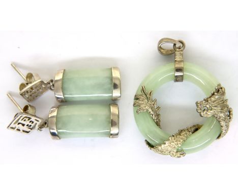 925 silver and jade pendant and earrings with dragon to pendant. Pendant D: 3 cm, earing drop L: 1.5 cm. P&amp;P Group 1 (£14