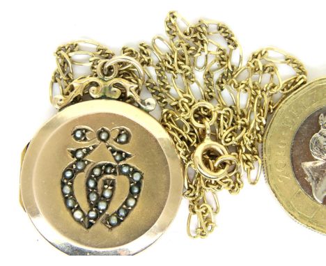 9ct gold pendant locket set with seed pearls in joined hearts on a 9ct gold chain, combined 7.8g. P&amp;P Group 1 (£14+VAT fo