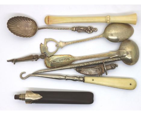 Mixed silver including teaspoons and brooches. P&amp;P Group 1 (£14+VAT for the first lot and £1+VAT for subsequent lots) 
