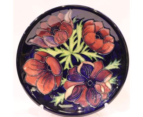 Moorcroft cabinet plate in the Anemone pattern, D: 26 cm. No cracks, chips or visible restoration. P&amp;P Group 2 (£18+VAT f