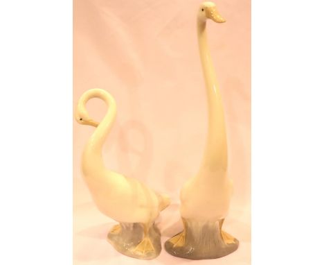 Two large Nao ceramic Geese, tallest H: 34 cm. No chips, cracks or visible restoration. P&amp;P Group 3 (£25+VAT for the firs