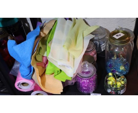 Quantity of felt, ribbon and accessories. P&amp;P Group 3 (£25+VAT for the first lot and £5+VAT for subsequent lots) 