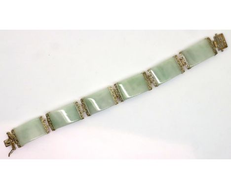 925 silver and jade bracelet, size L: 19 cm. P&amp;P Group 1 (£14+VAT for the first lot and £1+VAT for subsequent lots) 