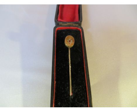 15ct Gold diamond and pink stone stick pin, in box. Weight: 1.2g