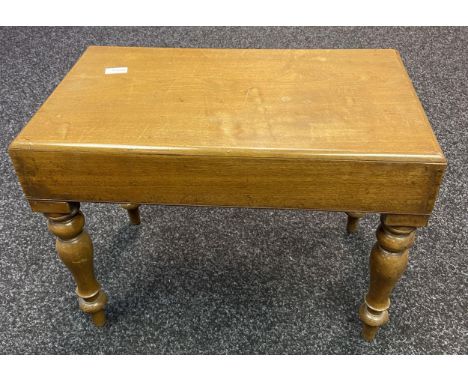 A 19th century side table with hidden commode area. [46x61x36cm] 