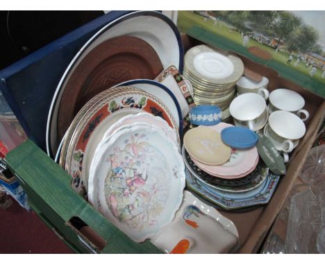 Royal Doulton part tea service in the 'Sonnet' pattern comprising of eight teacups, saucers, side plates, four Royal Doulton 