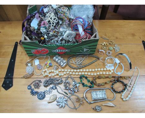 Assorted Costume Jewellery, including brooches, necklaces, bangles, brands including Hollywood, Monet, Caolbrook, etc, large 