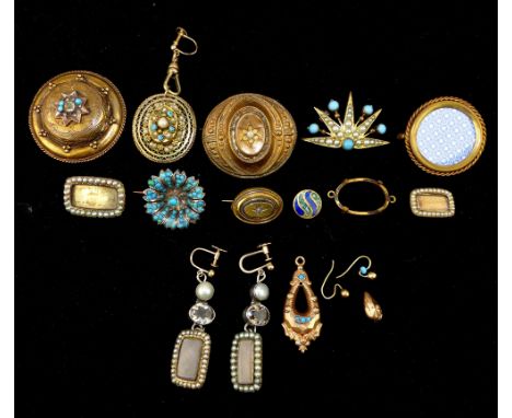 Target brooches, pearl decorated mourning brooches and earrings, turquoise brooches, etc. (12)
