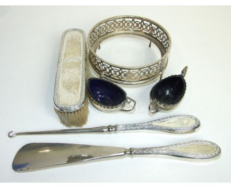 A silver shoe horn, button hook and clothes brush, London 1906 and other items, weighable silver ___6oz..