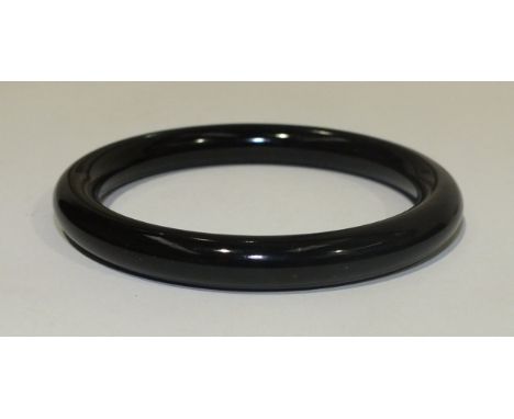 An onyx bangle, inside diameter 6cm.