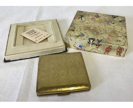 A vintage boxed square Coty compact. Complete with a packet of powder Parfumee a L'aimant de Coty. 