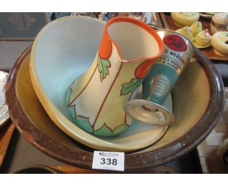 Art Deco design jug in Clarice Cliff style, together with two mixing bowls and a Tala Cooks measure (4).(B.P. 24% incl. VAT)