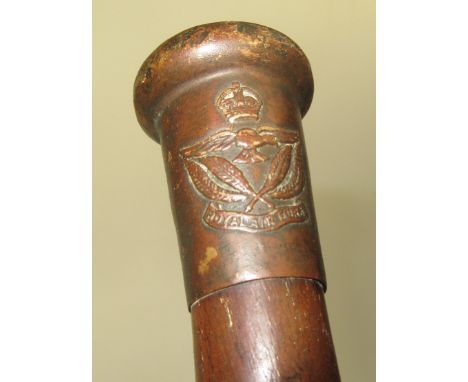 A weighted hardwood walking stick with a Royal Air Force finial, length 87cm. 