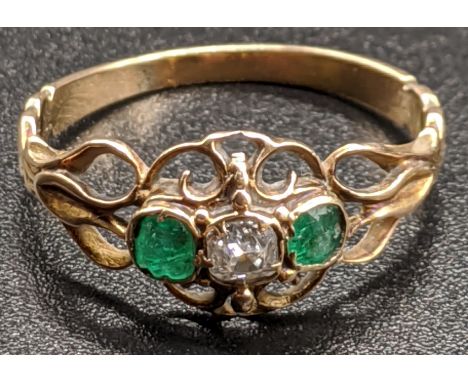 A Georgian diamond and emerald yellow gold ring, the diamond approx .10cts, 1.5g, size K