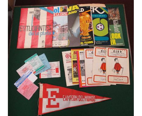 1980 Rochester Lancers v. Toronto Blizzard Programme, 1969 Estudiantes De La Plata and other publications, pennant, tickets i