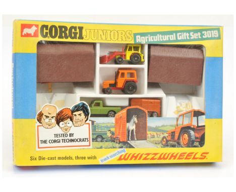 Corgi Toys Juniors 3019 "Agricultural" Gift Set To Include - Land Rover With pony Trailer and Pony figure, Tractor, JCB Tract