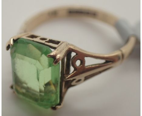 9ct gold emerald cut green stone ring size K / L