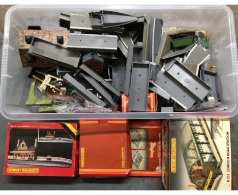 Hornby OO gauge accessories and buildings etc   CONDITION REPORT:  All boxes are incomplete and sold for Spares As Seen