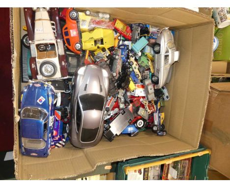 A tray of mixed vintage modern release and similar diecast, to include Corgi, Dinky and others 
