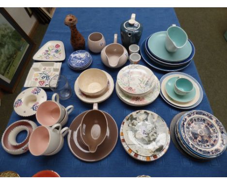 Quantity of mixed Poole pottery etc