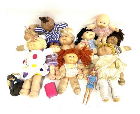 A lot of 11 Cabbage Patch Dolls; together with a DeAgostini Han Solo figure; and a Barbie with suitcase