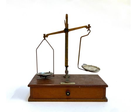 A set of vintage De Grave Short postal scales, with single drawer below