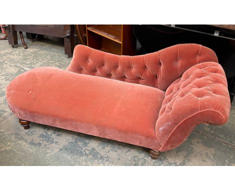 A button upholstered pink velvet chaise longue, 175cmL