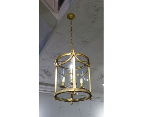   Kleine Hallenlampe  19. Jh.  Verglaster, zylindrischer Korpus an Kettenaufhängung, mittig vier Leuchterarme, Dekor mit  Gir