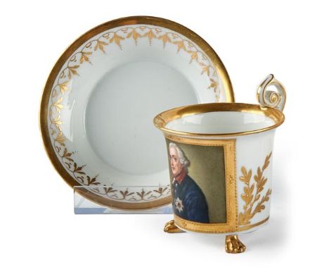   Portrait-Tasse Friedrich II. mit Untertasse  Meissen, 19. Jh.  Tasse auf drei Tatzenfüßen mit schauseitig farbig gemaltem B