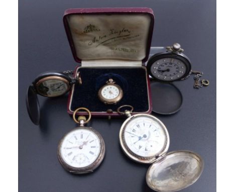   Konvolut Taschenuhren  19./20. Jh.  5-tlg. Eine Schmuckuhr im Etui, eine TU von "J. Geiling sen. Bamberg", eine Junghans-TU