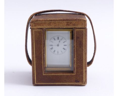   Kleine Reiseuhr im Etui  England, um 1900  Rechteckiges, allseitig verglastes Messinggehäuse mit beweglichem Tragegriff,  E
